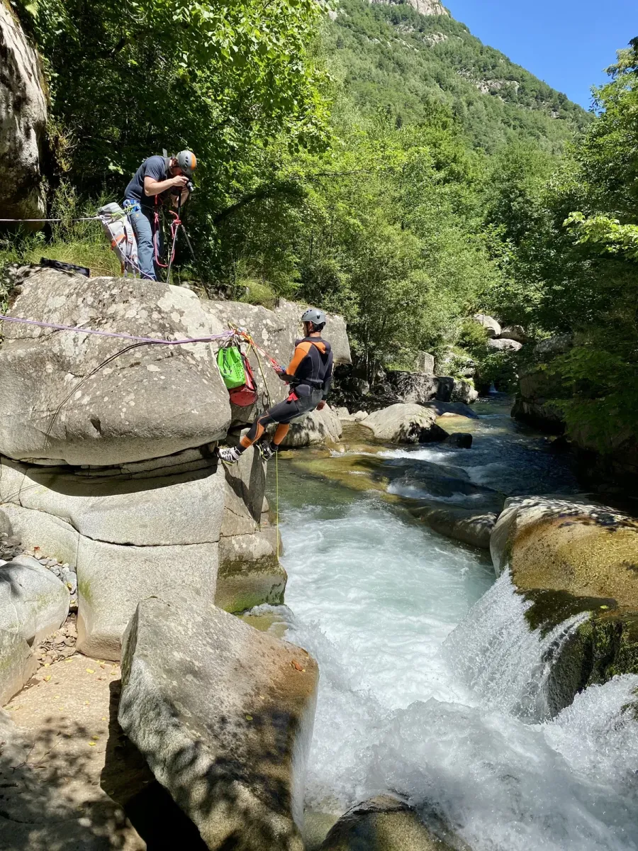 Arthur filming structured canyoning content for the COL method